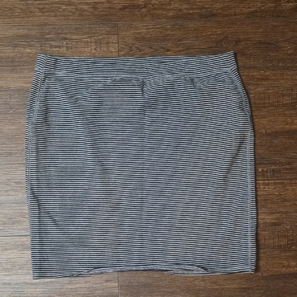 Old Navy Black and White Striped Pencil Skirt